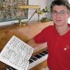 Im Outfit des Chores für die Missa mundi am Sonntag: Jonathan Riegel, der nochmals daheim das Programm der Abschlussmesse beim Weltjugendtag
in Köln studiert.