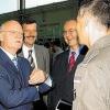 Die Leistungsdaten der UH 1D stellte Hauptmann Pfitzinger dar. Er ist ein
erfahrener Pilot des Regiments. Seinen Ausführungen folgen neben dem
Minister (von links) Klaus Lahr, Bürgermeister Zibold, Thomas Kraft und
(verdeckt) Oberst Bierbrauer.