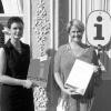 Susanne Müller (links), die
Geschäftsführerin des
Tourismusverbandes Fränkisches Weinland,
übergibt an Maria Pertmann-Ley,
Leiterin der Tourist Information, die
Urkunde und Plakette.