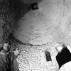 Im Verlies: Durch das "Angstloch"
