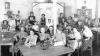 An eine Schultüte mit Schlemmereien und Geschenken war im ersten Nachkriegs-Einschuljahrgang 1945 gar nicht zu denken. Das Bild zeigt die
Schülerinnen dieses Jahrgangs der Arnsteiner Hauptschule in den 50er Jahren.