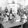 An eine Schultüte mit Schlemmereien und Geschenken war im ersten Nachkriegs-Einschuljahrgang 1945 gar nicht zu denken. Das Bild zeigt die
Schülerinnen dieses Jahrgangs der Arnsteiner Hauptschule in den 50er Jahren.
