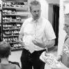 IHK-Ausbildungsplatzwerber Markus Schnabel (Mitte) besucht die
Manager und Ausbilder bei Reebok und bei Billabong.