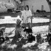 "Gemeinsam an Problemen arbeiten": Claudia Brunner (Mitte) - hier vor ihrer "Lucky Farm" - bietet Hunde-Spaziergänge für Vierbeiner an, um sie von
der einen oder anderen Macke zu befreien.