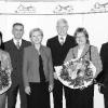 Doppeljubiläum bei der Städtischen Sparkasse Schweinfurt. 40 Jahre
arbeitet Direktor Jürgen Riese bereits in der Sparkassen-Organisation, 25 Jahre
ist Direktor Roberto Nernosi dabei. Bei der Ehrung (von links): Christine
Barthruff-Nernosi, Roberto Nernosi, OB Gudrun Grieser, Jürgen Riese und
Birgit Riese sowie Dr. Rudolf Fuchs, Vorstandsvorsitzender der Sparkasse
Mainfranken.