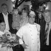 Neuer Pächter in der Eisner-Mühle

Grünsfeld (VTB) Der Gasthof "Eisner-Mühle" hat einen neuen Pächter.
Die Eheleute Francesco Girbone betreiben in den Räumlichkeiten ab sofort
eine Pizzeria mit einer reichhaltigen Speisekarte an italienischen
Spezialitäten. Aber auch auf die typisch deutsche Küche greifen die Wirtsleute
gerne zurück. Zur Eröffnungsfeier begrüßte Francesco Girbone (Mitte)
zahlreiche Gäste. Unser Bild zeigt das Wirtsehepaar mit Bürgermeister
Alfred Beetz, der einen Blumenstrauß überreichte und viel Erfolg
wünschte.