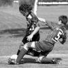 Nicht aufzuhalten: Großbardorfs U15-Torjäger Thomas Schüssler (links)
setzt sich gegen den Aschaffenburger Felix Seifert durch. Schüssler
steuerte vier Treffer zum 8:1-Erfolg des TSV bei.