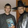 Der Nachtbriefträger Rainer Hofmann bringt als Zauberer verkleidet den neuesten Harry-Potter-Band bei Peter Mahr in der Hasenmühle bei Breitbrunn
vorbei.