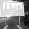 Regierungspräsident Dr. Udo Andriof (links) und Oberbürgermeister Dr. Lothar Barth enthüllten auf der A 81 ein
großformatiges Hinweisschild auf das "Deutschordensland Bad Mergentheim".