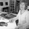 Die Königsbergerin Ingrid Tadje führt in einem Kurs in die Technik des Scherenschnitts ein.