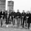 Spatenstich bei Hess in Poppenhausen (von links): Bürgermeister Bernhard Henneberger, Michel Hess (Juniorchef),
Werner Hess (Firmeninhaber), Norbert Groß (Bauleitung Tiefbau), Egbert Wöppel (Statik), Herbert Bethäuser (Faul
& Bethäuser), Michael Ernst (Sparkasse Tauberfranken), Eberhard Dörr (Dörr GmbH).