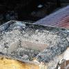 Dieser Kaminbrand wurde am Silvestermorgen 2003 rechtzeitig entdeckt.
Da sich am Kaminkopf weiterhin Rauch gebildet hatte, nahmen die
Feuerwehrleute die Verkleidung ab und entdeckten noch weitere versteckte
Brandnester.