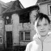 "Meine Familie hat alles verloren": Melanie Unger hatte Glück. Sie war in Würzburg, als das Haus ihrer Familie
in Ilmenau bei Würzburgs Partnerstadt Suhl (im Hintergrund) völlig ausbrannte. Jetzt steht die 18-Jährige, die in
Grombühl zur Krankenschwester ausgebildet wird, den Eltern und den Geschwistern bei.