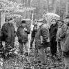 Forstamtsrat Siegfried Wegmann (Mitte) und Forstoberrat Dr. Wolfgang Netsch erläuterten beim Ortstermin im Steinfelder Wald das Vorgehen bei der
Erstellung des Forstlichen Gutachtens.