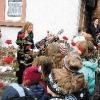 Ständchen vor dem Rathaus vom Kinderchor für das frisch getraute Uettinger Pfarrer-Ehepaar Peter Laudi und
Eva Schürmann.