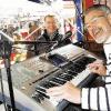 Der Musikant Armin Hampe sorgt mit seinem hanseatisch-zurückhaltenden Spiel für ein wohltuendes
Kontrastprogramm zu den Marktschreiern des Hamburger Fischmarkts.