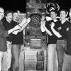Hofheims Dart-Arena ist das "Snack  'n'  Play": (von links) Hausherr Dieter Rogalski mit seinen Matadoren Klaus Hofmann, Rainer Fraunholz, Klaus Griebel,
Captain Marco Wohlfeil und Frank Herrmann.