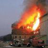 Lodernde Flammen schlagen aus dem Dach der Ölmühle in Grünsfeld. Bei den Löscharbeiten bestand die Gefahr, dass das Silo (rechts) ebenfalls in Brand
gerät. Den Schaden schätzt die Polizei auf über eine Million Euro.