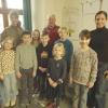 Grundschülerinnen und -schüler aus Roggenburg trafen mit Johannes Pregel einen Empfänger ihrer Aktion „Weihnachtspost für Senioren“. Mit dabei waren auch Rektorin Stephanie Belz (links) und Organisatorin Sandra Anders-Hochenbleicher.