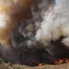 Rauchschwaden steigen auf, während das Hughes-Feuer in Castaic, brennt. 