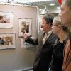 Zwei Wochen lang präsentiert die MAIN-POST, Redaktion Marktheidenfeld, die lokalen "Bilder des Jahres" in der Schalterhalle der Marktheidenfelder
Sparkasse. Bei der Eröffnung begutachteten Gebietsdirektor Herbert Schuhmann und die MAIN-POST-Vertreter Christiane Klebig und Andreas Brachs
(von links) die 30 gezeigten Fotos.