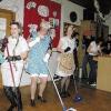 Andrea Sterzinger, Brigitte Lorenz
und Bettina Priestley tanzten mit
Putzzeug.

