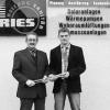 Nach vier Jahrzehnten übergab Hanskarl Ries die Firma Heizungsbau Ries
in Obersinn an seinen Nachfolger und Enkel Bastian Weikinger.
Symbolisch gab er ihm eine Rohrzange.