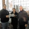 Ein Prosit auf den Vitusbock: Rudi Koob von der Vertreiberfirma "Central-Getränke", sowie Ingrid und Werner Lang stoßen auf den Erfolg des neuen
Bieres an.
