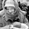 Die Kälte trifft vor allem die Obdachlosen: Eine Frau erhält an einer
Versorgungsstelle in Moskau einen Teller mit warmem Essen.