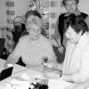 Den Umgang mit einem sprechenden Blutzuckermessgerät demonstrierte
die Diabetesberaterin Liesel Dippold (rechts) beim Frauentreff des Blinden-
und Sehbehindertenbundes in Kitzingen.