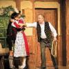 Das Chiemgauer Volkstheater in Hochform: Bauer Stangassinger (rechts) weiß nicht recht, was er von Afra halten
soll. Sein Sohn Toni findet sie jedenfalls ganz herzig.