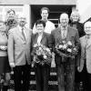 Hiltrud Endres (Mitte), die "gute Seele" der Hauptschule, wurde am letzten Schultag vor den Ferien in den
Ruhestand verabschiedet. Im Bild (von links) Andrea Hoffmann vom Personalrat, Konrektor Joachim Haid, Rektor
Roland Hoch, Pfarrer Sascha Biehn-Tirre, Ehemann Dieter Endres, die Vorsitzende des Elternbeirats, Astrid
Hagen-Wehrhahn und der Schulverbandsvorsitzende, Bürgermeister Helmut Will.