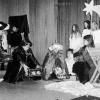 Die Sterndeuter am Ziel, der Krippe. Szene aus dem Mini-Musical "Stern von Betlehem", das Mädchen und Jungen der Realschule Lauda-Königshofen
aufführten.