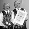 Rüdiger Gräf (rechts), Chorleiter
der Lindensänger Ottendorf, erhielt
die silberne Ehrennadel des
Fränkischen Sängerbundes für 25 Jahre
Singen im Chor. Zudem wurde er
vom Vorsitzenden der
Lindensänger, Günther Rothländer, für seine
zehnjährige Dirigententätigkeit
geehrt.