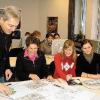 Der GIS-Day im Vermessungsamt: Jürgen Leuter erklärt (von links)
Studienreferendarin Elke Offenwanger und den Schülerinnen Carina Hartig und
Jana Geyer vom Olympia-Morata-Gymnasium die Funktionen der
Online-Anwendung "BayernViewer-Plus".