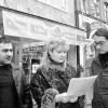 So wie das geduldete Werbebanner sieht auch die Werbetafel aus, die die Betreiber des Ladens am Roßmarkt
installieren wollen, die die Stadt aber ablehnt. Die Franchisenehmer Hannelore Mende und Faruk Gülsar (links)
sowie Marketingleiter Franz Schwarzmüller können das nicht verstehen.