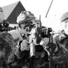 Mit Antenne am Gewehr können Soldaten künftig sekundenschnell eigene Kameraden identifizieren. Hochrangige Gäste bestaunten die Technik an der
Infanterieschule.