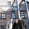Architekt Armin Kraus mit den Bauherren Jutta und Axel Richter im Gerüst auf der Terrasse vorm Hotel "Koppen". Die Außenwand hinten wird bald
Innenwand sein.