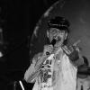 Stephan Eberhardt brachte als Freddie Mercury die 250 Zuschauer in der Laudaer Stadthalle außer Rand und Band.