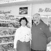 Gustl und Margarethe Geiger wollen die Nahversorgung in der Kitzinger Siedlung sichern. Die Inhaber der Metzgerei im ehemaligen Sparmarkt in der
Königsberger Straße haben nach dem Ausstieg von Alexander Weber den Markt mit übernommen. Im neuen Rewe Nah-Kauf gibt es ein
Lebensmittel-Vollsortiment. Die Filiale der Bäckerei Fuchs aus Markt Einersheim rundet das Angebot ab.