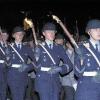Einmarsch zum Großen Zapfenstreich: Fackelträger begleiten die Ehrenformation mit Musikkorps und Spielmannszug.