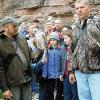 Bei der ersten Präsentation auf der Wertheimer Burg konnten interessierte
Besucher Falken und Wüstenbussarde aus nächster Nähe beobachten. Die
Falkner Heinz Nachtweh (links) und Bernie Spielmann ließen ihre
Greifvögel dabei vor der imposanten Kulisse alter Festungsmauern und
mächtiger Felsen eindrucksvoll in den Herbsthimmel aufsteigen.