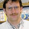 Experte am Telefon: Volker Kößling
ist 39 Jahre alt und Apotheker in
der Schwanen-Apotheke in
Kitzingen. Seit Beginn der
Nikotinersatztherapie ist er "daran sehr
interessiert" und hat sich auch in dieser
Richtung weitergebildet. Wenn's
ums Rauchen geht, sagt er: "Die
Menschheit strebt nach
Unabhängigkeit, und doch machen sich
manche freiwillig von einem
kleinen Röllchen abhängig."