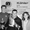 Michael Köhler hat es geschafft: Er ist Deutscher Meister im Trial-Fahren. Freudestrahlend wird er hier eingerahmt
von seiner Frau Daniela und Schwager Burkard Leicht - ebenfalls ein hoffnungsvolles Talent.
