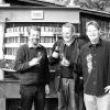 Bernhard Völker, Christian Meuschel und Alexander Röser (von links) von
den gleichnamigen Kitzinger Weingütern, werden zur "letzten Fuhre" am
Sonntag, 30. Oktober, zusammen mit der Gebietswinzergenossenschaft
Franken und dem Weingut Römerhof vor der Vinothek in Kitzingen die
ersten Jungweine des Jahrgangs 2005 ausschenken.