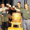 Anstich des 2005er Distelhäuser Winterbock (von links nach rechts): Stefan Bauer, der geschäftsführende Gesellschafter der Distelhäuser Brauerei, Lothar
Derr, der Vorsitzende der Tauberfränkischen Braugerstenerzeugergemeinschaft, Braumeister Peter Köhler und Braumeister Roland Andre (beide
Distelhäuser Brauerei).