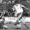 Glück gehabt: Ohne Verletzung endete diese Szene. Hollstadts Christian Menninger tritt über das Leder, der Mühlbacher Keeper Frank Neugebauer war
schneller.