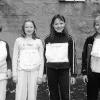 Sie gewannen beim Staffellauf der Fünftklässler am Gymnasium
Gerolzhofen rund um die Burg Wernfels: von links Cindy Ruft, Sabrina Nöth, Carina
berger und Karina Blaurock.