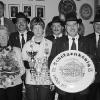 Prichsenstadts neue Schützenmajestäten im Gruppenbild (von links):
Margit Knauer (Gewinnerin der Stadtratsscheibe), Bürgermeister Adolf
Falkenstein, Schützenkönigin Lioba Müller, Schützenmeister Klaus Linz, Florian
Heim (Jugendkönig), Sportleiter Harald Ott, Johannes Heim (Gewinner der
Königsscheibe) und Jugendleiter Herbert Linz (Gewinner des Königspokals
und Ritter).