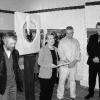 Annemarie Reiser-Meyerweissflog stellte die Künstler der
Eröffnungsausstellung im Kunsthandwerkerhof Elias Wolff (links) und Michael Scholl (2.
von rechts) vor und führte in ihre Werke ein.